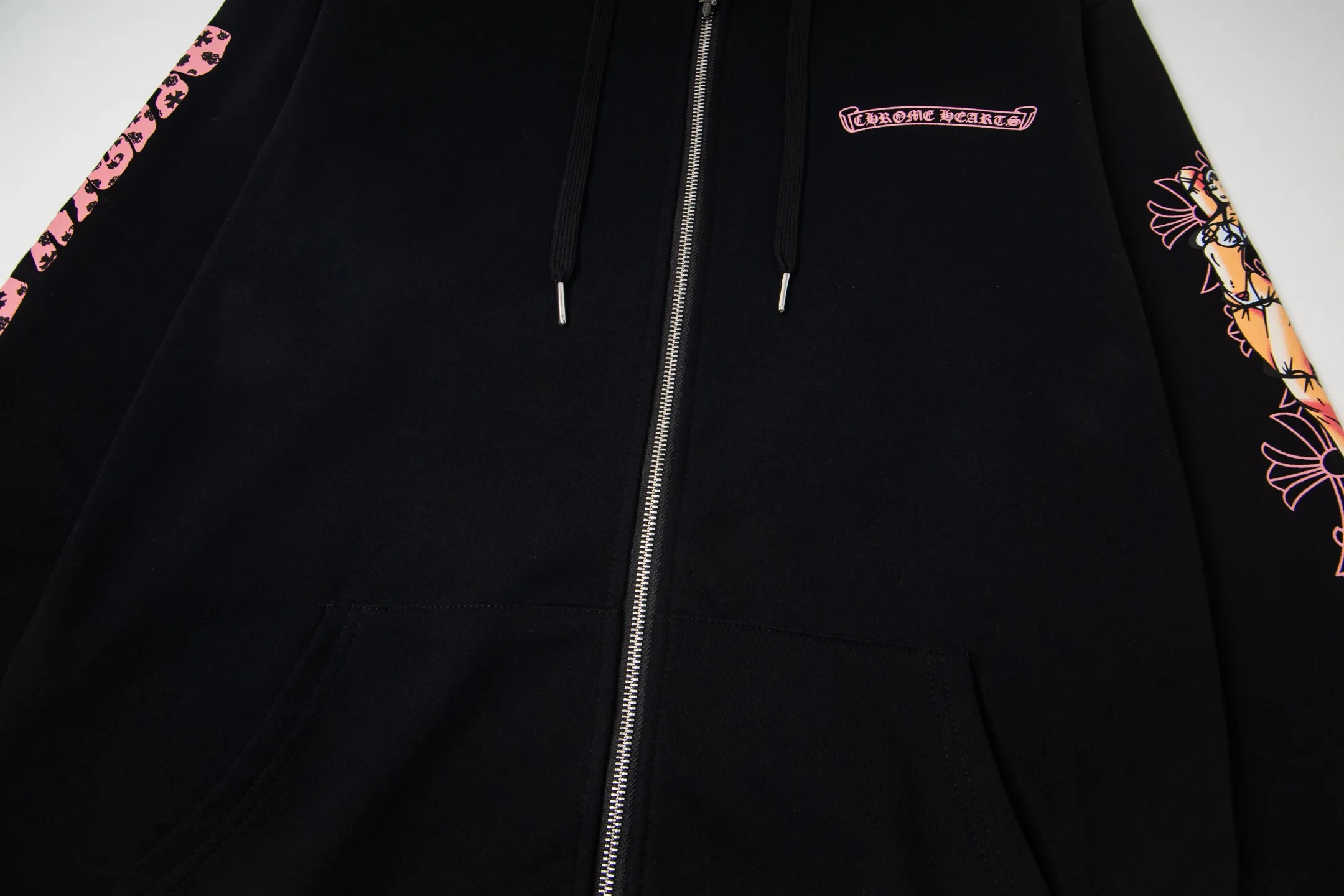 P280 Style number: Y265 Chrome Hearts Deadly Doll co-branded comic girl zipper long-sleeved hooded sweatshirt jacket. Heavy production. Scan the QR code to enter the official website in seconds. All customized originals are the same. Many details. What you see is what you get. Look for the exclusive background. Zhengerbajing 500g pure cotton large terry fabric. All fabrics have been shrunk in advance. Quality first. What you see is what you get. The pattern will not change after one wash. Distinguish some disposable clothes in the market. Three standards The packaging is complete, all original versions are restored and customized, the same style for men and women is versatile, a more classic version, the version is very unique, hangtag, hanging particles, washed, packaging bag, full set of accessories, very good appearance, super exquisite workmanship, color: black, size: S-XL